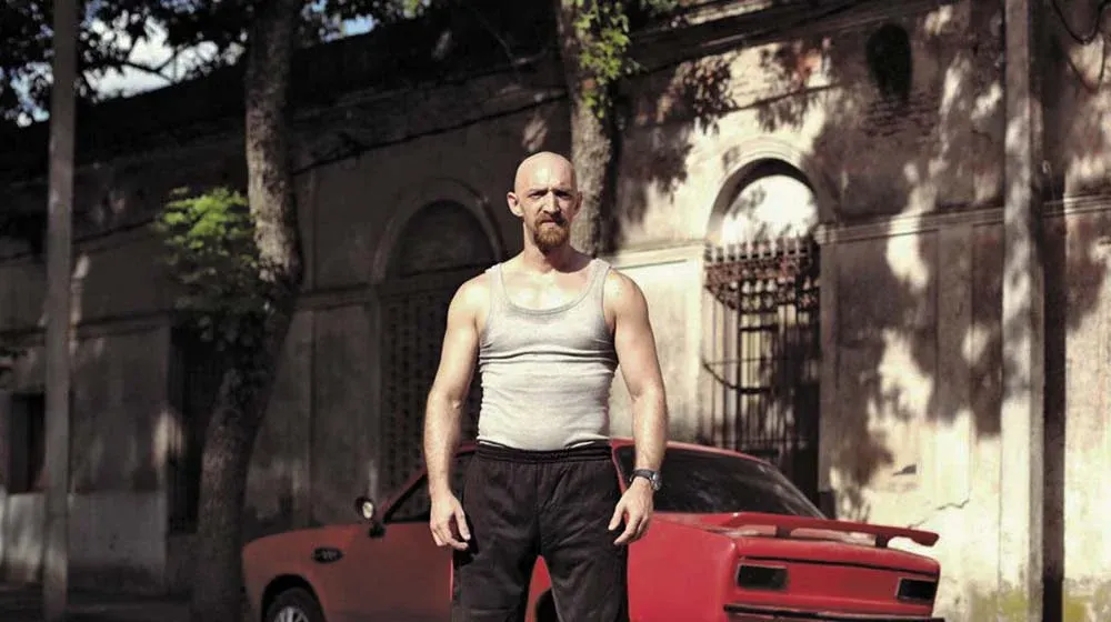 Como Clever, Hugo Piccinini es un protagonista intenso con el objetivo de encontrar a un artista que pinte su Chevrolet Chevette. Montelona Cine