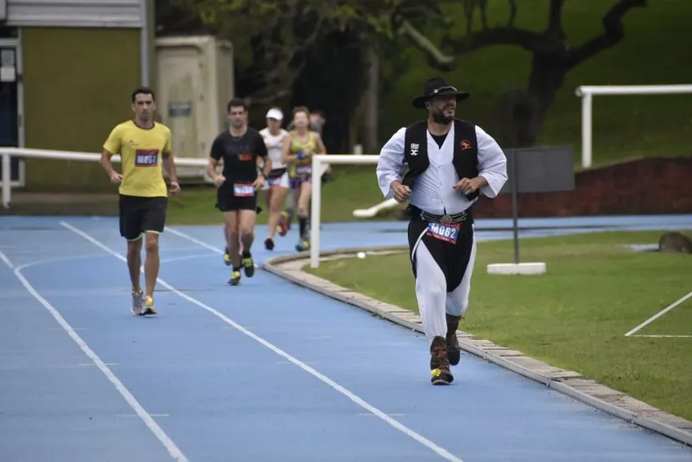 Alejandro Tabárez, el Gauchito Legendario, también dijo presente en la pista en 24 Horas