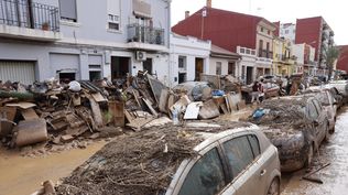 Aspecto de una calle de La Torre, este viernes. Miles de personas se han desplazado desde Valencia a La Torre para ayudar a los afectados por las inundaciones causadas por la DANA.