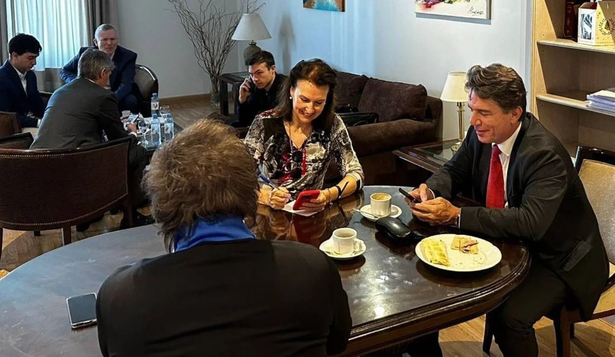 Diana Mondino, canciller, y Nicolás Posse, jefe de Gabinete, dialogan con el presidente Milei (de espaldas)