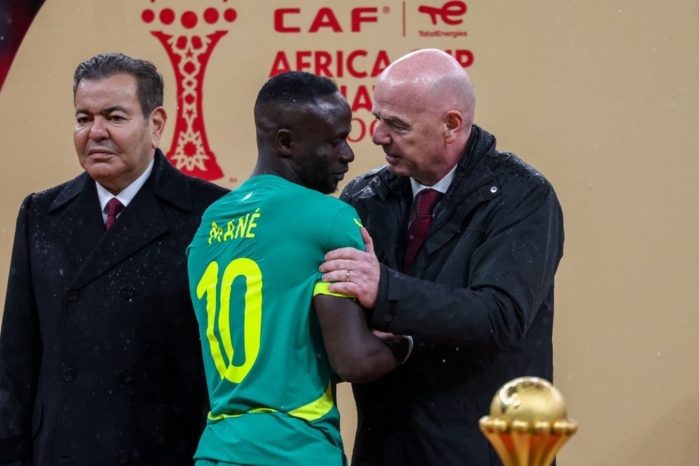 Sadio Mane y Gianni Infantino en la premiación de la Copa de África 