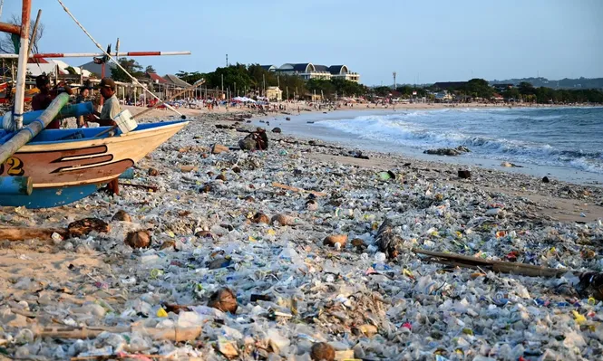 Una marea de basura cubre una turística playa de Bali