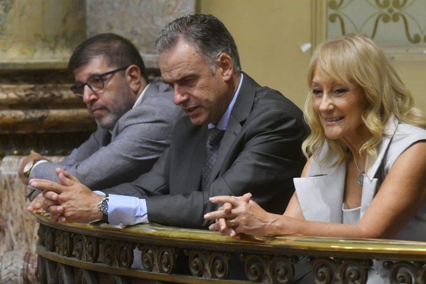 20250215 Fernando Pereira, Carolina Cosse y Yamandú Orsi en el Parlamento durante el comienzo de la nueva legislatura este sábado