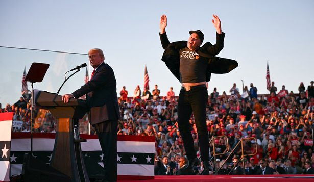 Elon Musk durante el acto de campaña de Trump en Butler, Pensilvania, a los saltos