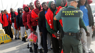 Largas filas de cientos de migrantes que llegan a las costas de España.