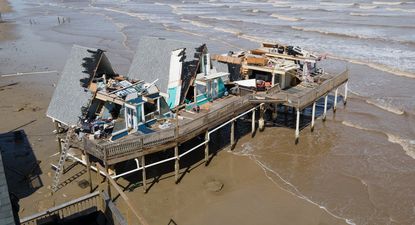 el huracan beryl baja a depresion tropical en texas, pero ya acumula 15 personas muertas