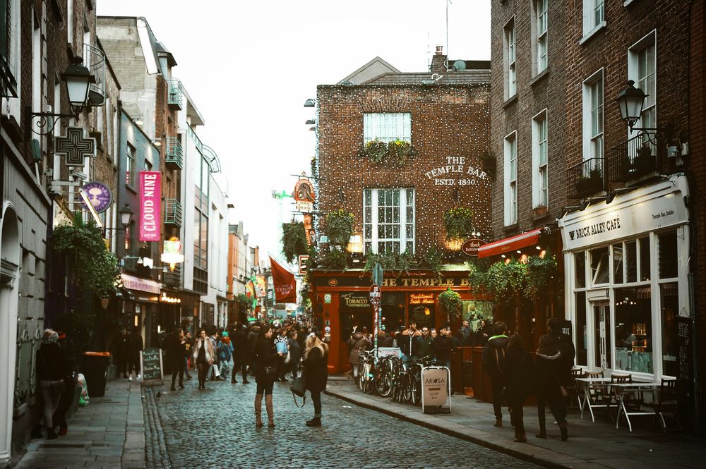 Emigrar a Irlanda ofrece una excelente oportunidad para profesionales en busca de empleo con un sueldo de 2800 euros mensuales.