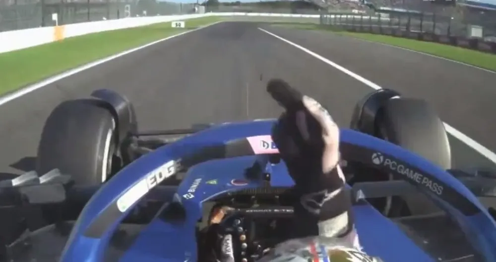 Pierre Gasly haciendo un gesto obsceno luego de que su equipo le pidiera que dejara pasar a su compañero en el Gran Premio de Japón de Fórmula 1