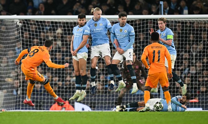 Federico Valverde de Real Madrid, le pega de tiro libre ante Manchester City