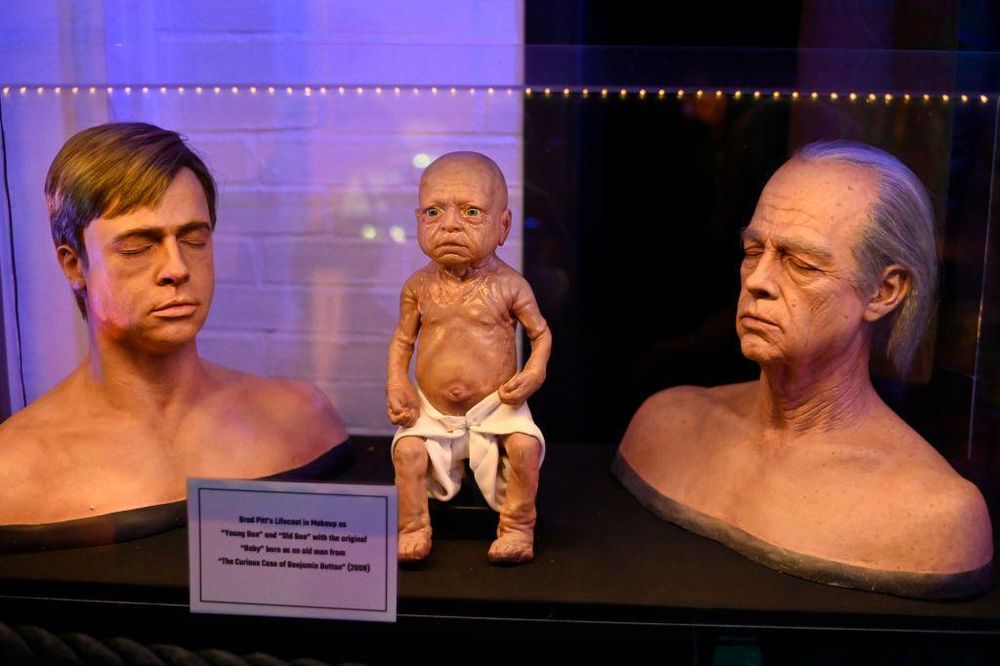 En El curioso caso de Benjamin Button la tecnología digital se utilizó moderadamente para rejuvenecer a Brad Pitt, pero también se utilizaron métodos tradicionales como prótesis y maquillaje.