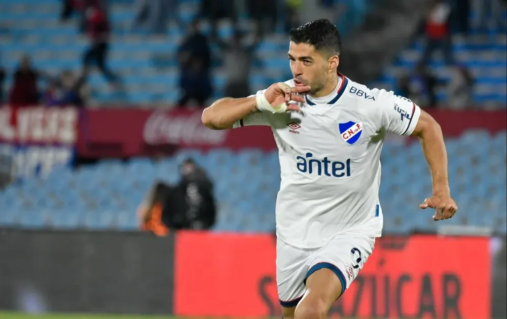 Luis Suárez celebra su golazo