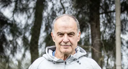 Marcelo Bielsa ya se mostró con la equipación de la selección uruguaya