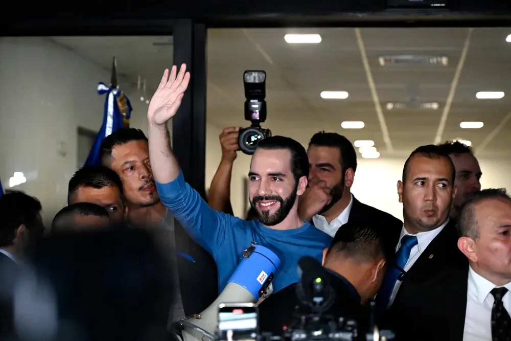 Nayib Bukele, a través de su partido Nuevas Ideas, difundió en redes sociales fotos en las que se lo ve reunido con los magistrados.
