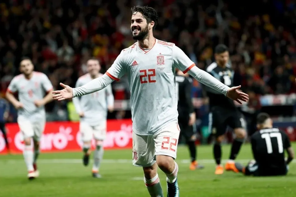 España goleó a Argentina e Isco celebra uno de sus tres goles
