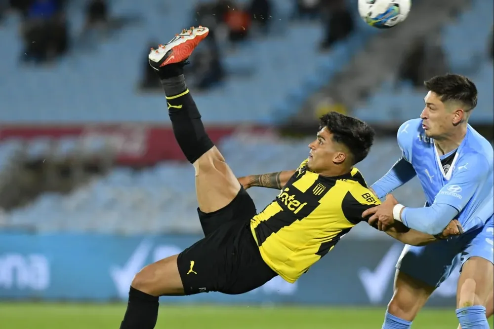 Matías Arezo casi hace un golazo de chilena para Peñarol ante Montevideo City Torque
