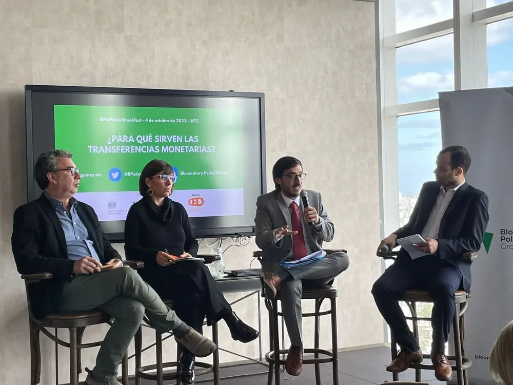 El panel de expertos integrado por Fernando Filgueira, Cecilia Rossel, Antonio Manzi y el economista Agustín Iturralde como moderador.