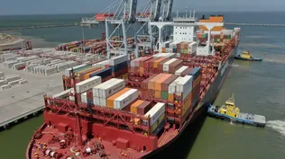 Así fue el atraque del megabuque en el puerto de Montevideo: mirá el video