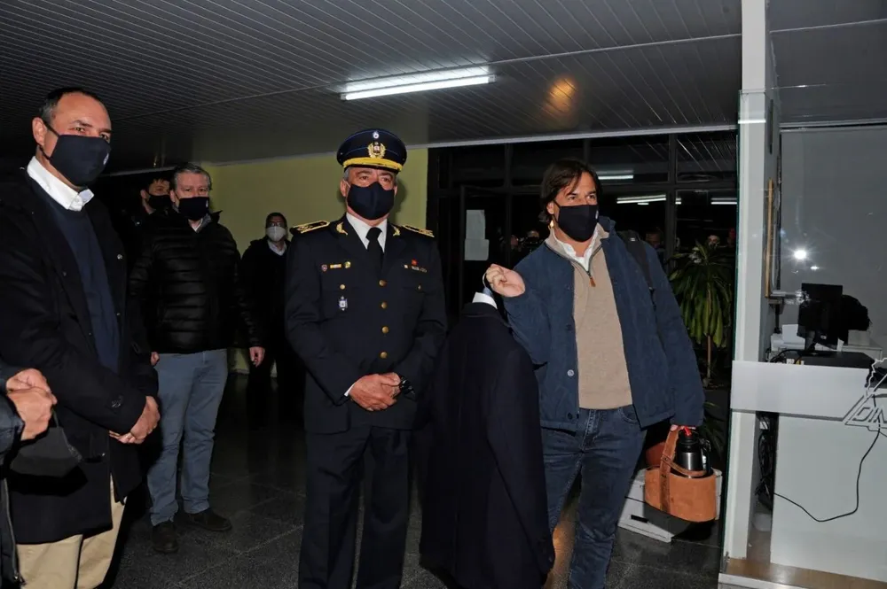 Luis Lacalle Pou llegando a Salto, donde lo recibió Albisu