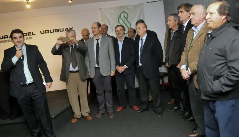 Joaquín Martinicorena y los directivos de la Junta saliente