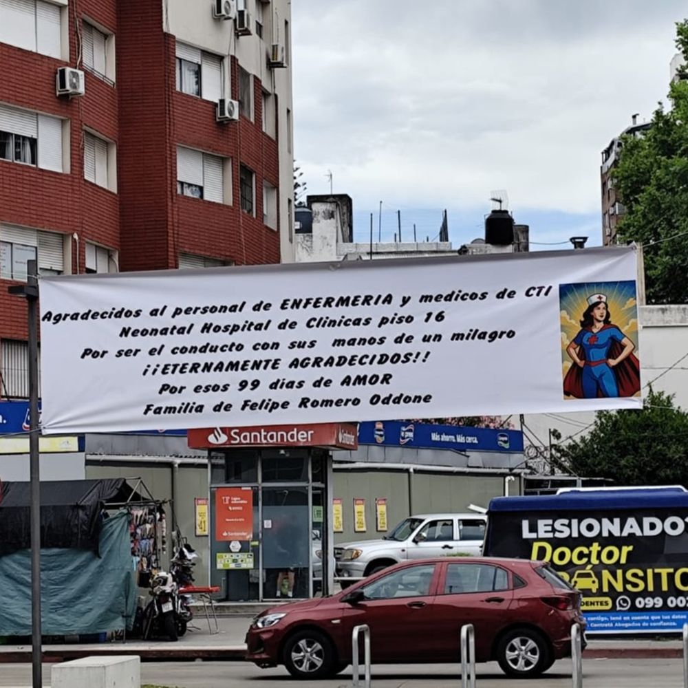Queridos mamá y papá-Su cartel en la puerta del Hospital de Clínicas nos emocionó profundamente.