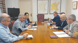 El consejero de Agricultura, Miguel Barrachina, se reúne con el secretario de Estado de Medio Ambiente, Hugo Morán. EUROPA PRESS