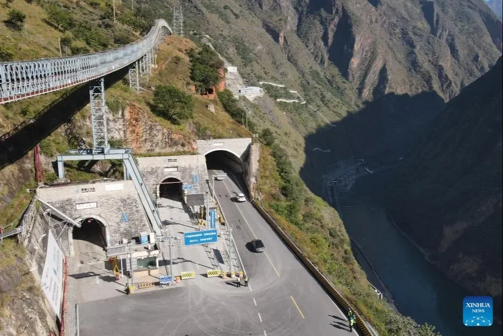 Acceso al Laboratorio Subterráneo de China en las montañas Jinping, en el suroeste de China.
