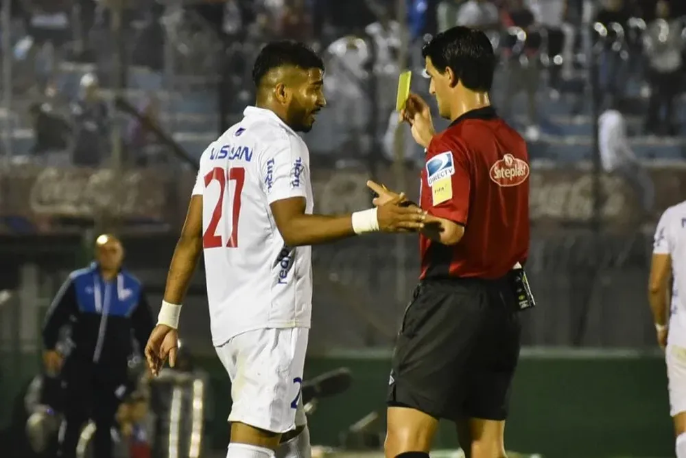 Leodán González le muestra la amarilla a Rodrigo Aguirre