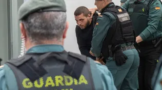 Agentes de la Guardia Civil trasladan a los juzgados de Barbate (Cádiz) a uno de los ocho detenidos por la muerte de dos guardias civiles a los que arrollaron con una narcolancha en Barbate