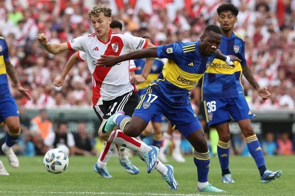 El jugador de River Plate Facundo Colidio disputa el balón con el peruano Luis Advincula durante el superclásico
