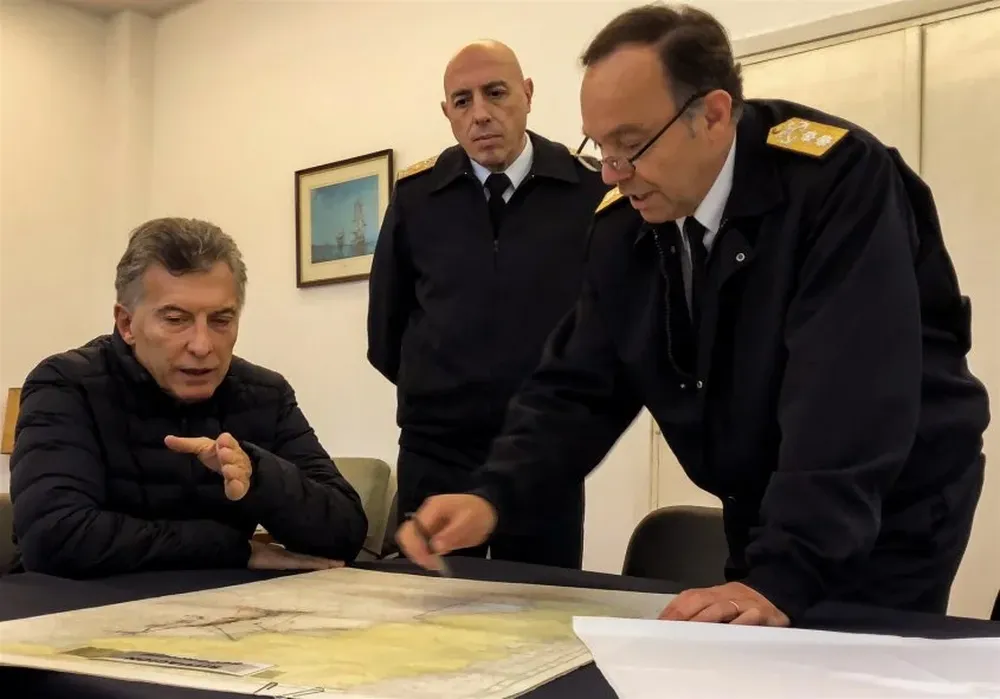 El presidente argentino Mauricio Macri analiza la situación con jerarcas de la Armada argentina