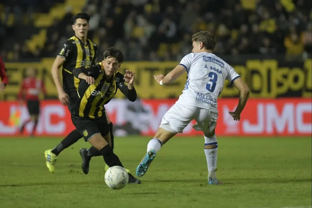 Ignacio Laquintana fauleado por Sosa al borde del área