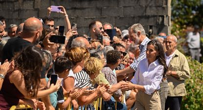 Felipe VI y Letizia con vecinos del municipio de Medeiros, en Ourense.&nbsp;