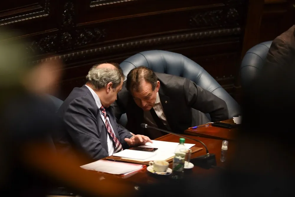 Los senadores de CA se preparaban para celebrar. Pero hubo cambio de planes en la coalición.