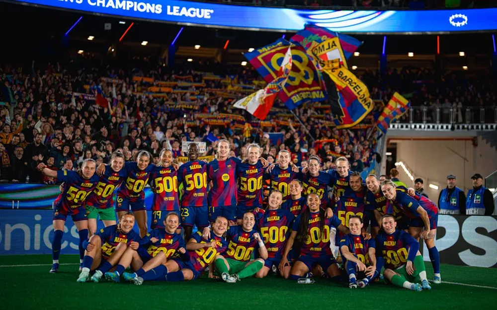Las jugadoras del Barcelona celebran el partido 500 de Alexia Putellas.