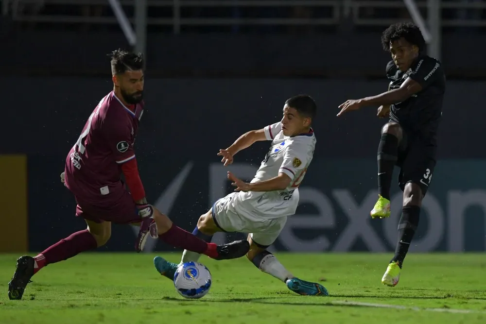 Hurtado convierte el segundo gol de Bragantino