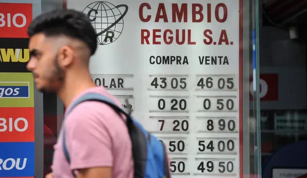 El billete verde se negociaba sobre el mediodía de esta jornada en el mercado mayorista en un rango de $ 44,65 y $ 44,69.