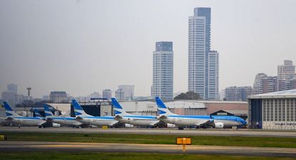 Aerolíneas Argentinas canceló 300 vuelos por el paro de los gremios aeronáuticos.