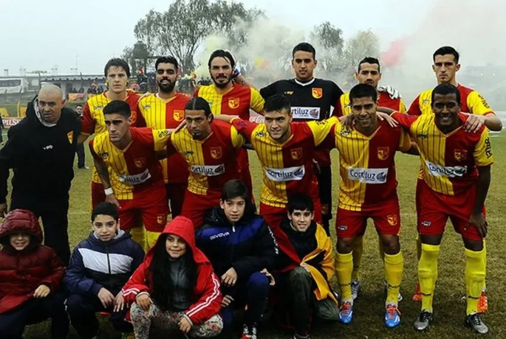 El elenco de Villa Española que venció 1-0 a Cerro Largo y consiguió el ascenso a Primera División