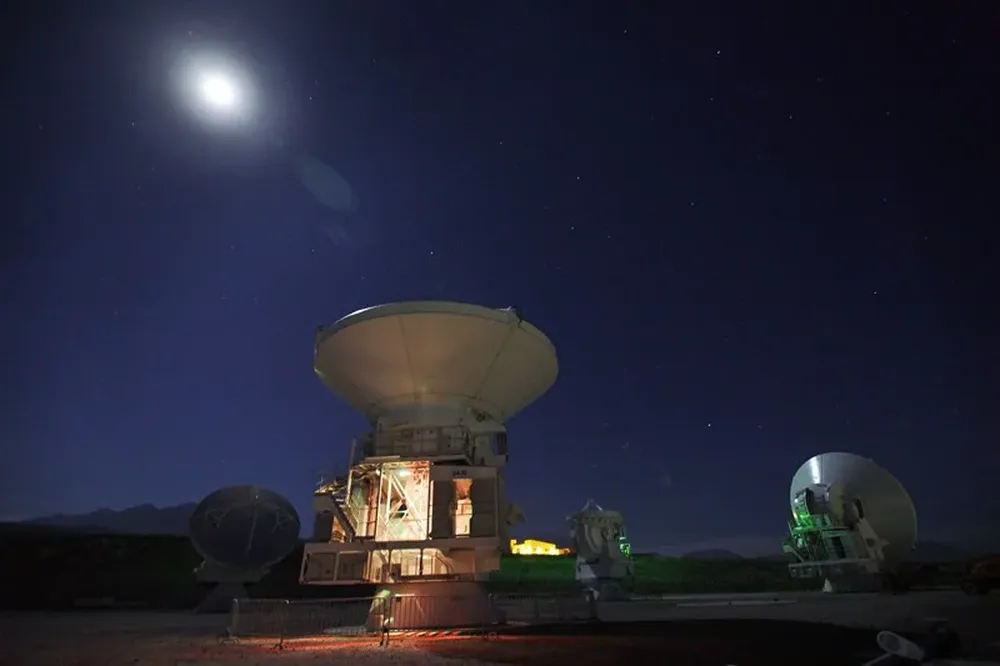 La Luna brilla sobre las antenas de radio de uno de los proyectos astronómicos más grandes del mundo, ALMA, en el desierto de Atacama, en el norte de Chile
