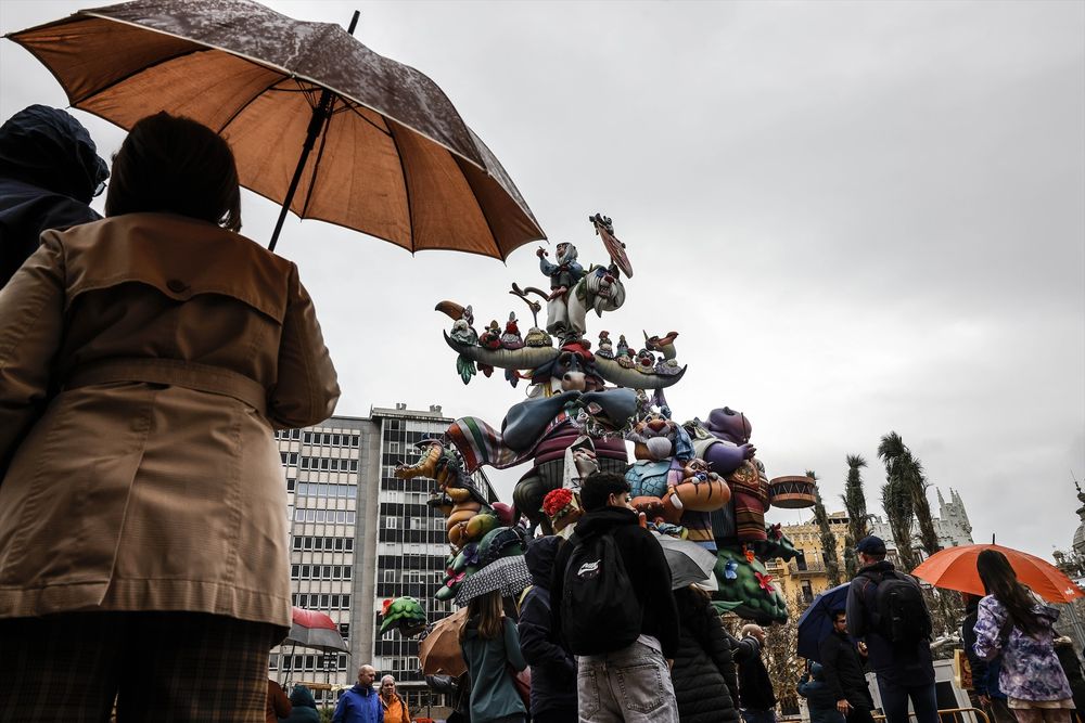 EuropaPress_6579922_varias_personas_paraguas_montaje_falla_ayuntamiento_14_marzo_2025_valencia.jpg