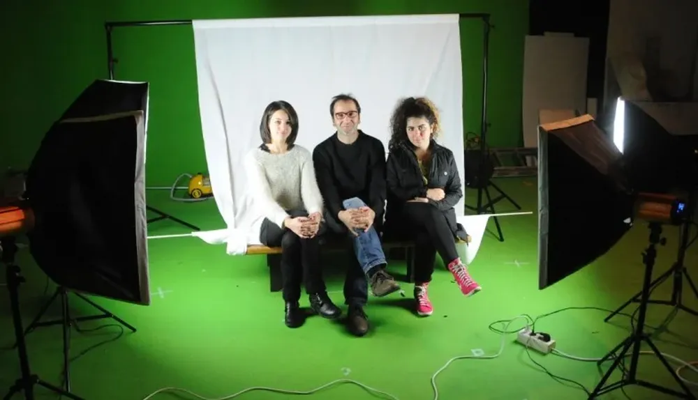 La fotógrafa Valentina Leoncini, Abi Mendlewicz y la productora de vestuario, Lucía Gadea.