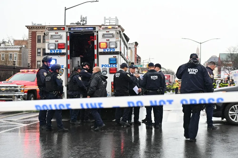 Policía y servicios de emergencia reunidos en el lugar de un tiroteo reportado fuera de la estación de metro de la calle 36