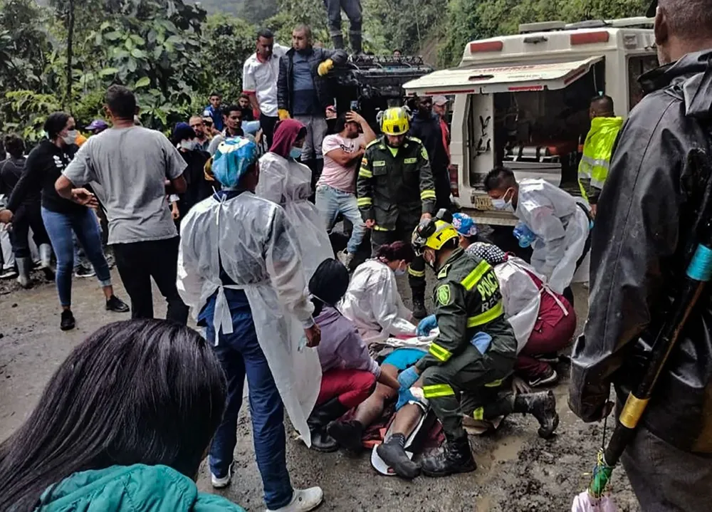 El accidente ocurrió este domingo en la mañana cuando la ladera de una montaña tuvo un desprendimiento y cayó sobre los vehículos que atravesaban la ruta en el municipio de Pueblo Rico