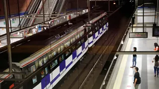 Pasajeros se dirigen a coger el metro en el intercambiador de Moncloa, en Madrid