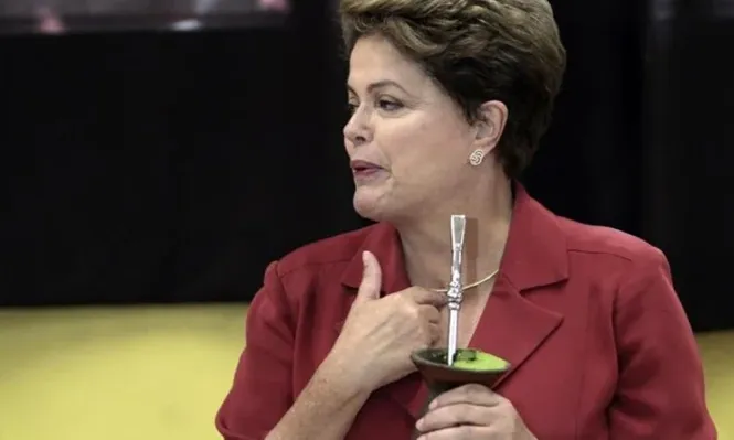 Dilma, quien vivió en Rio Grande del Sur, votó en Porto Alegre y tomó mate antes de hablar con los periodistas