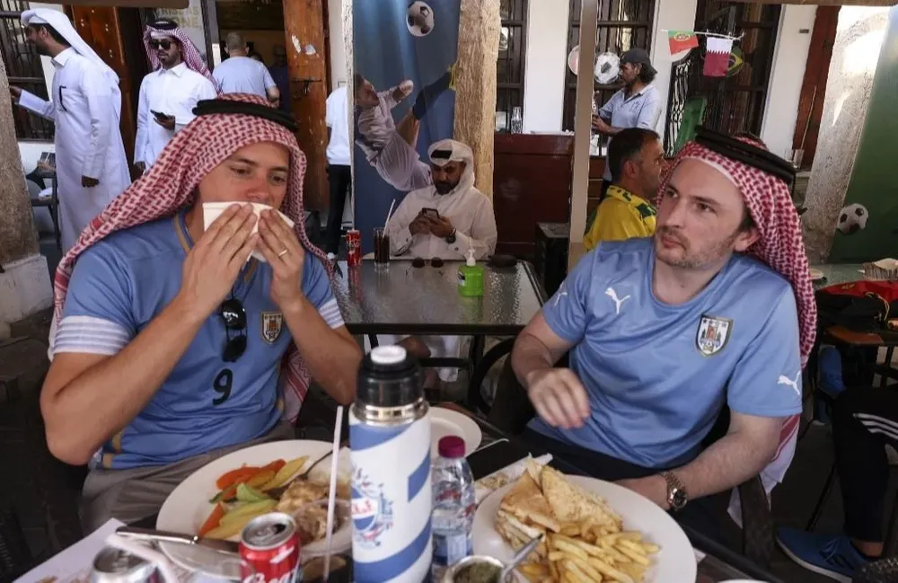 Hinchas uruguayos cenan en el mercado Souq Waqif de Doha