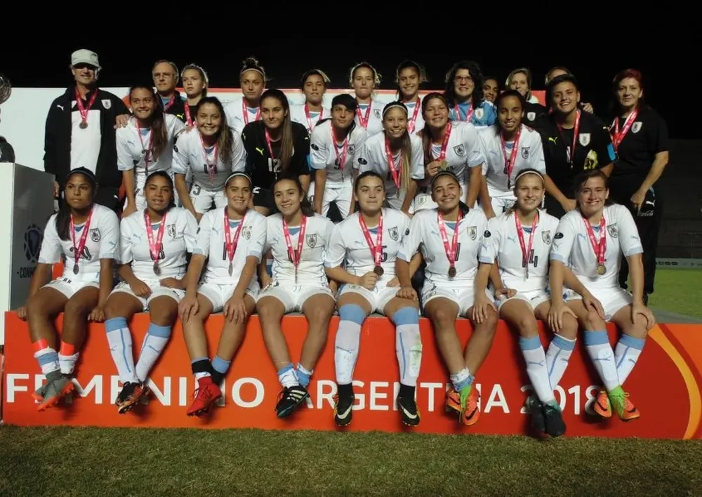 Uruguay recibe la medalla de bronce en el Sudamericano sub 17 femenino
