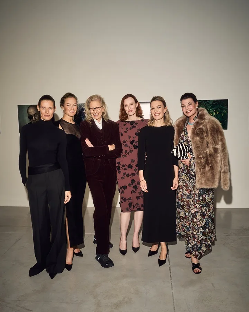 Malgosia Bela (i), Carolyn Murphy (2i), Annie Leibovitz (3i), Karen Elson (3d), Marta Ortega (2d) y Linda Evangelista (d) asisten a la fiesta privada. EFE