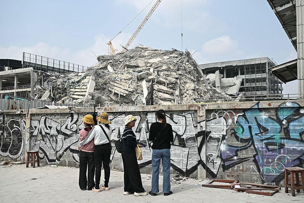 Más de 70 trabajadores quedaron atrapados tras el colapso de la obra.