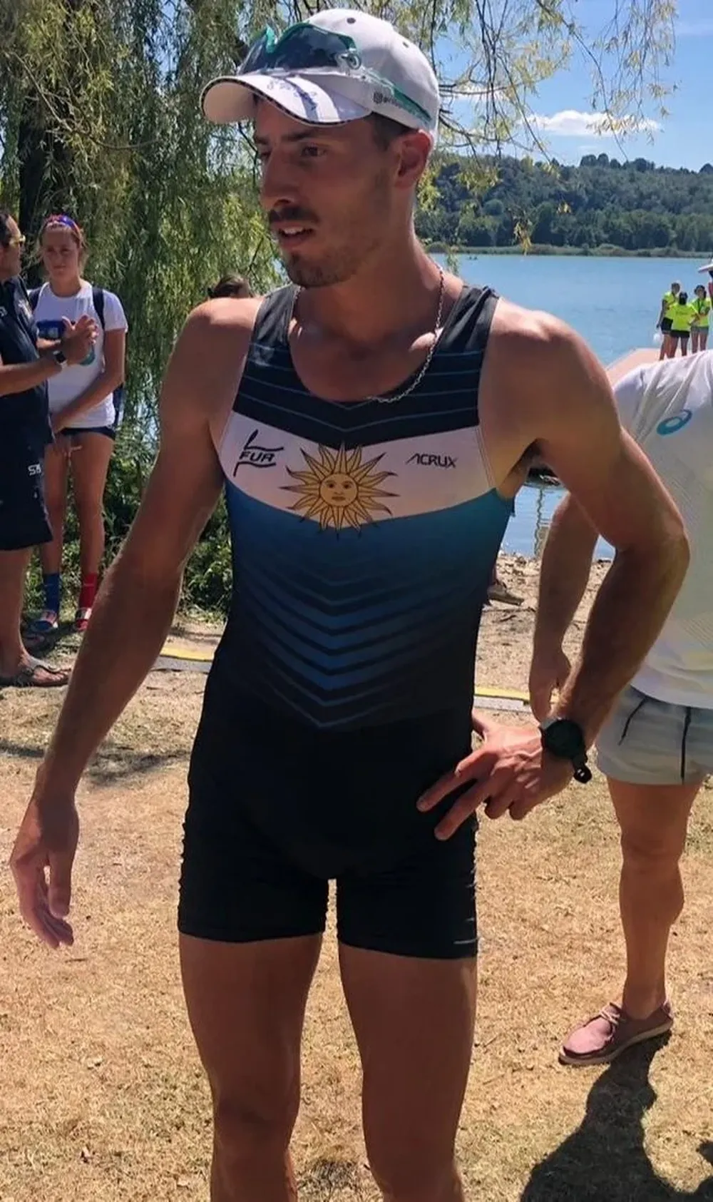 El uruguayo Felipe Klüver celebró el título de campeón del mundo de remo en Italia